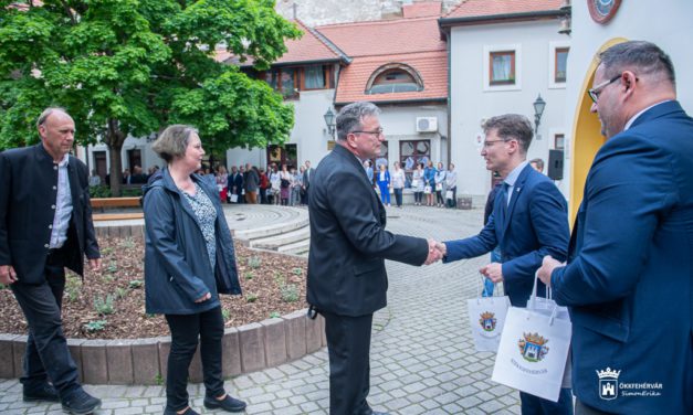 A ballagó diákok osztályfőnökeit köszöntötték az Órajátéknál