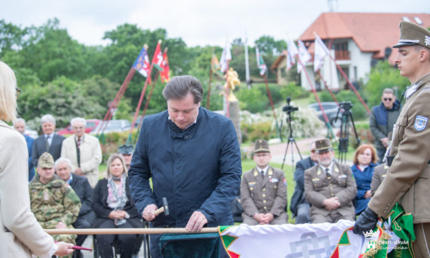 Zászlót adományoztak a KEMPP részére az Emlékhelyek Napján