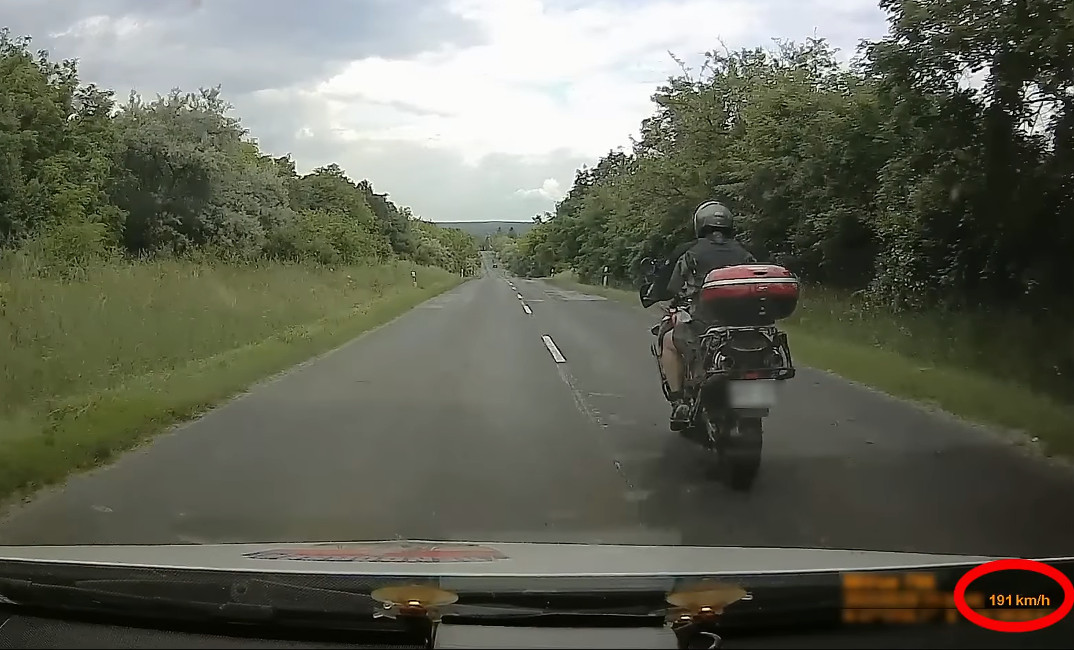 Rendors_szabalytan_motoros