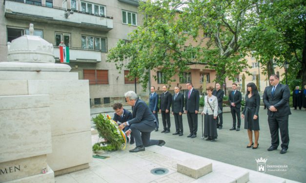 Néma koszorúzással emlékeztek a nemzeti összetartozás napján