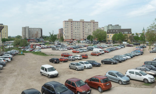 Ma kora estétől péntek délutánig lezárják a murvás parkolót