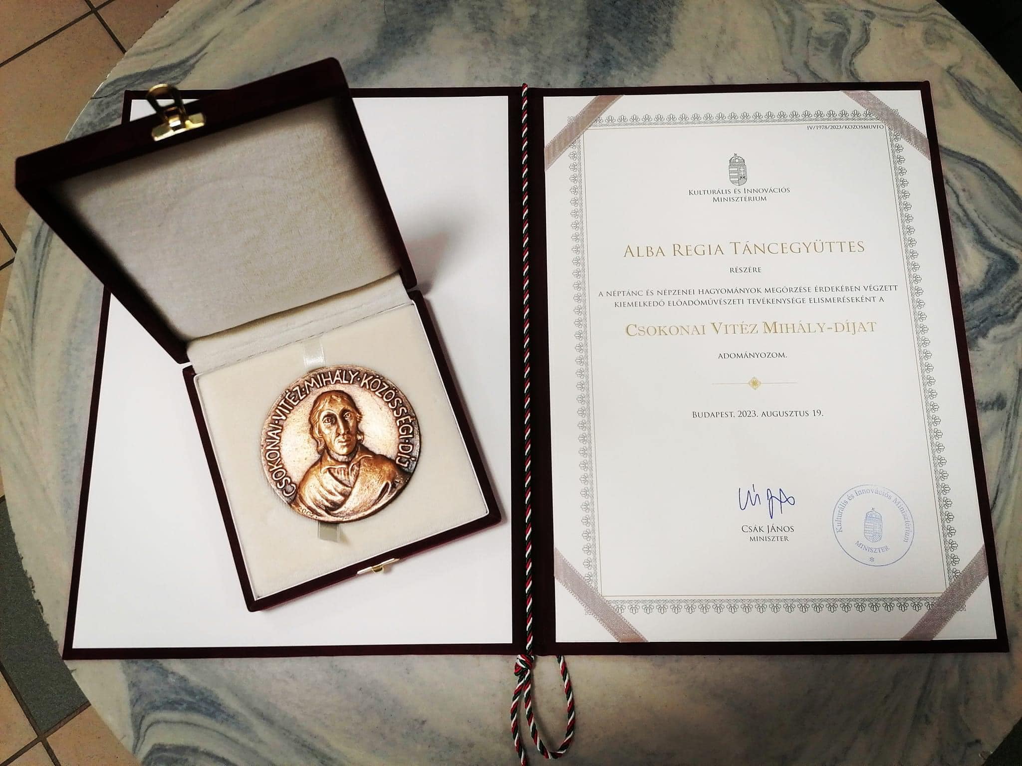 AlbaRegia_tancegyuttes_kitunt23