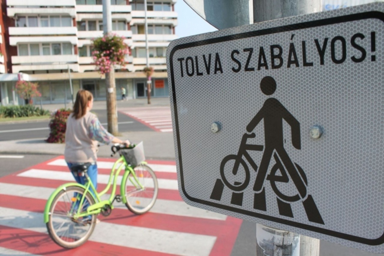 Kerekpar_tolva_zebra_gyalogatkelo