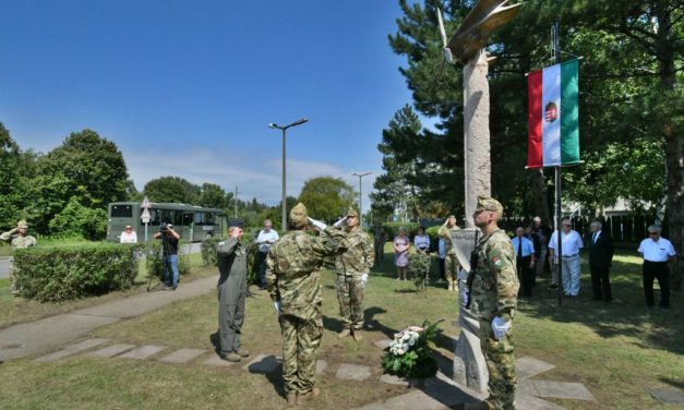 A hajdani ejtőernyős alakulatra emlékeztek