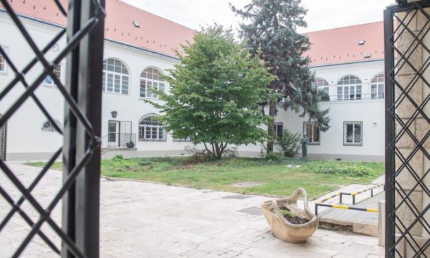 Csütörtökön kezdődik a Városháza díszudvarának felújítása