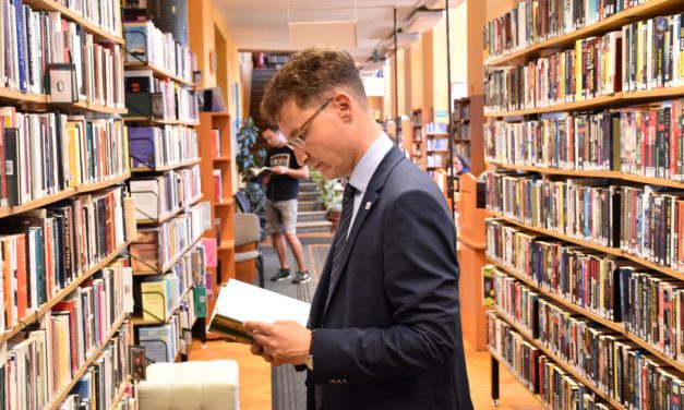 Egy százas a belépő a varázsvilágba – Székesfehérvár polgármestere is olvasójegyet hosszabbított