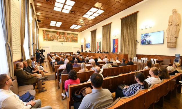 Észrevétlenül a város szolgálatában – konferencia és kiállítás a Városházán