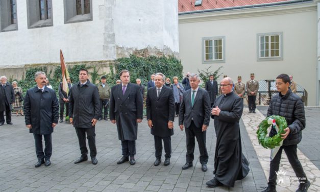 Csak az igazság tesz igazán szabaddá – megemlékezés az ‘56-os emlékkeresztnél