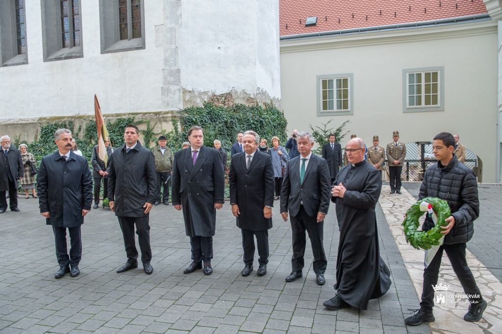 56_emlekkereszt_kosz1