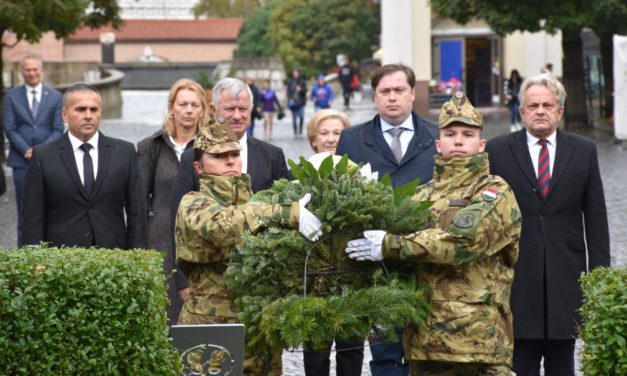 Néma koszorúzásokkal és főhajtással emlékeztek hősi halottainkra