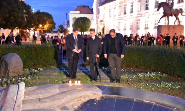 Az áldozatok emlékére és a békéért gyújtottak mécsest