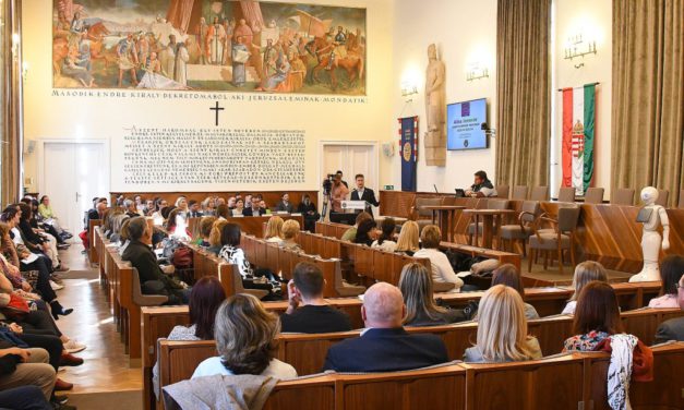 Konferencia a Városházán – fókuszban az Alba Innovár Okostanterem-programja