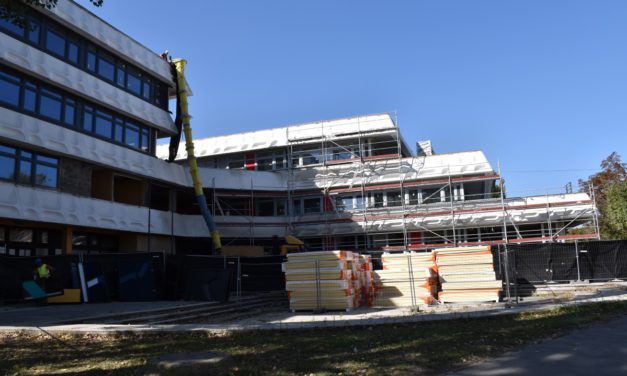 Jól halad a Tóparti gimi felújítása, kezdődnek a munkák a Kodolányinál is
