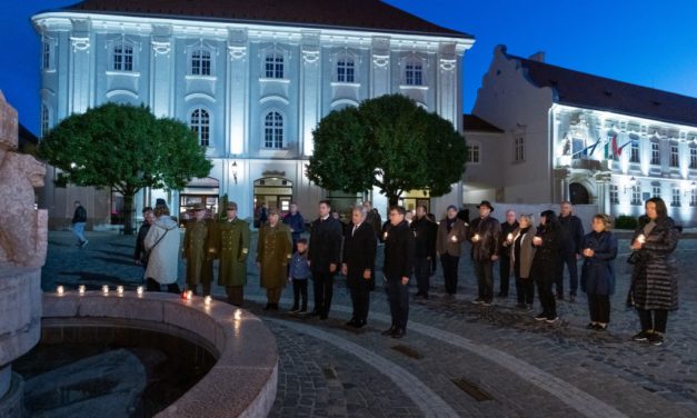 Mécsesgyújtás az ‘56-os mártírok emlékére az Országalmánál