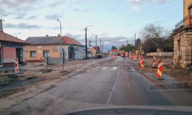 Jelzőlámpás forgalomirányítás a felújítás miatt csütörtöktől a Móri úton