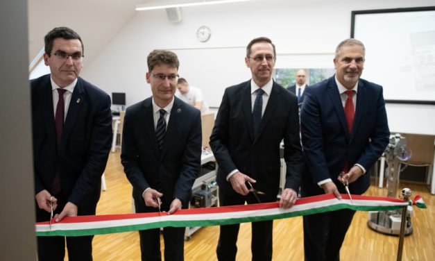 Átadták a Székesfehérvári Tudományos és Innovációs Park első kutatólaborjait az Óbudai Egyetemen