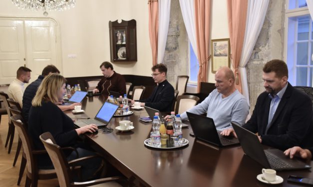A Facebook érthetetlen szabályai miatt költözik dr. Cser-Palkovics András online fogadóórája