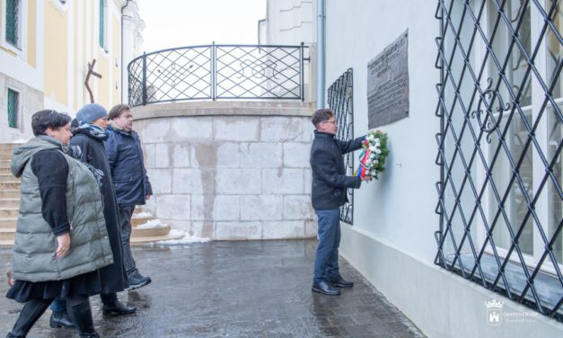 Csendes koszorúzással emlékeztek az ’56-os székesfehérvári asszonytüntetés hőseire