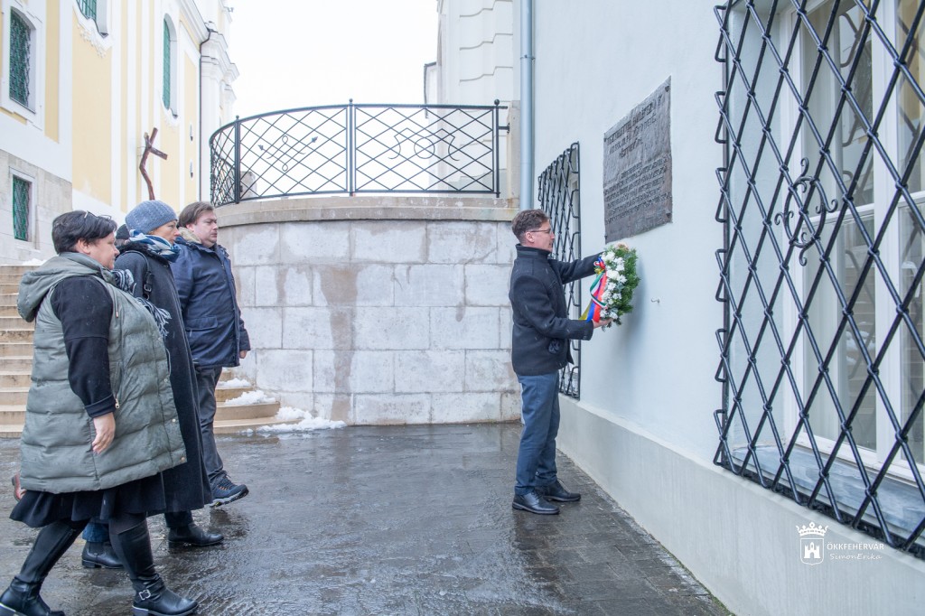 56asszonytuntetes_koszoruzas1