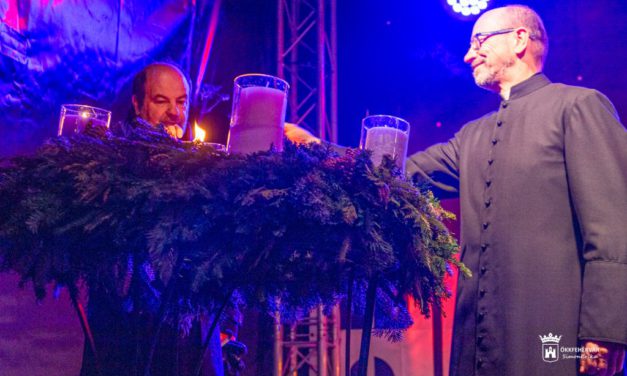 A hit után a remény gyertyája is fellobbant Székesfehérvár adventi koszorúján