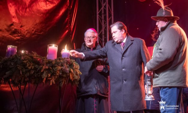 Fellobbant az utolsó adventi gyertya lángja