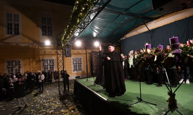 Megnyílt az Adventi Udvar – felgyúlt az első gyertya lángja