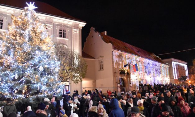 Szombaton a Városháza ablakában nyílik, vasárnap pedig online zárul az élő adventi naptár