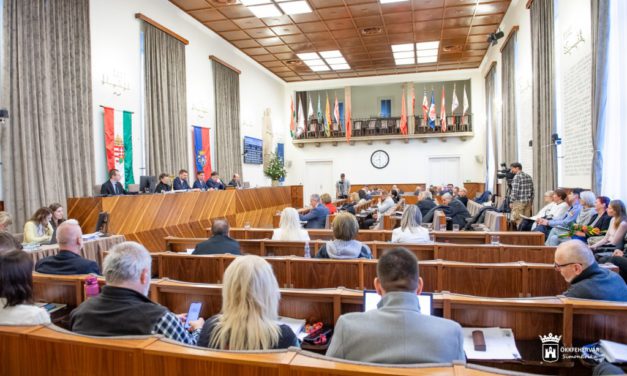 Jelentős béremelések az önkormányzati intézményekben dolgozóknak