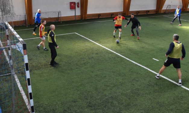 Újra szilveszteri örömfocival búcsúztatják az évet Tiberék a Vidi utánpótlás műfüves csarnokban