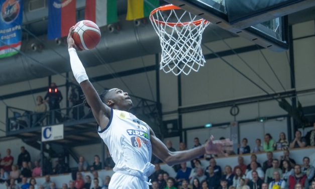 Alba: Dickey és Roberts büntetést kapott, de maradnak