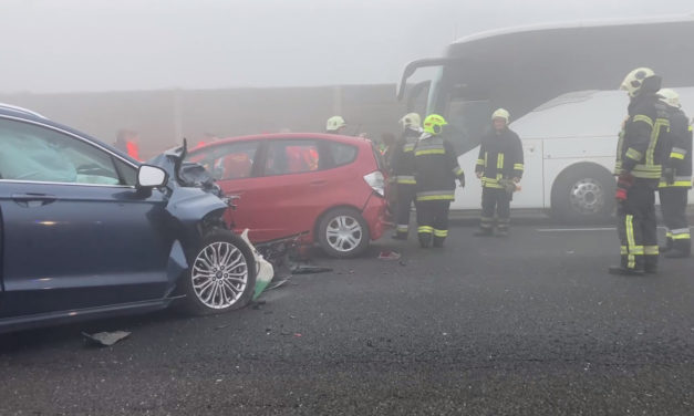 Még dolgoznak a tűzoltók az M7-esen a karambolsorozat után