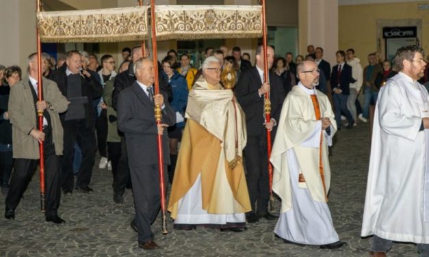 Eljött Krisztus világossága! – Húsvét vigíliája a Székesegyházban