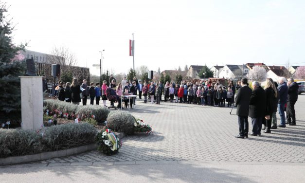 Koszorúzásokkal emlékeztek városszerte