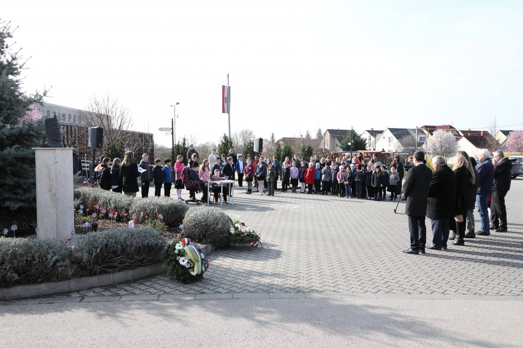 Marc15_megeml24_1_Bem_szobor