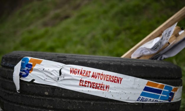 Szörnyű tragédia az autóversenyen – négy halott, hét sérült