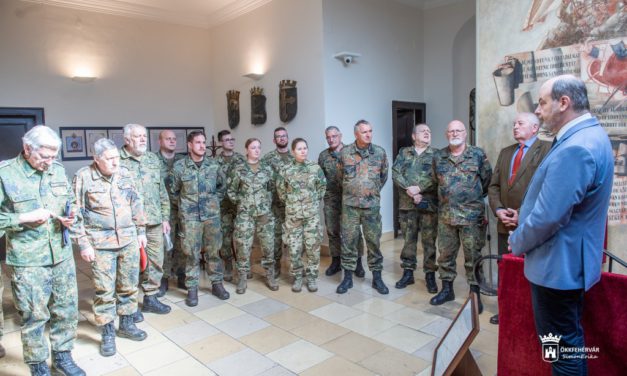 Magyar és német katonák gondozzák a Szentlélek temető hadisírjait