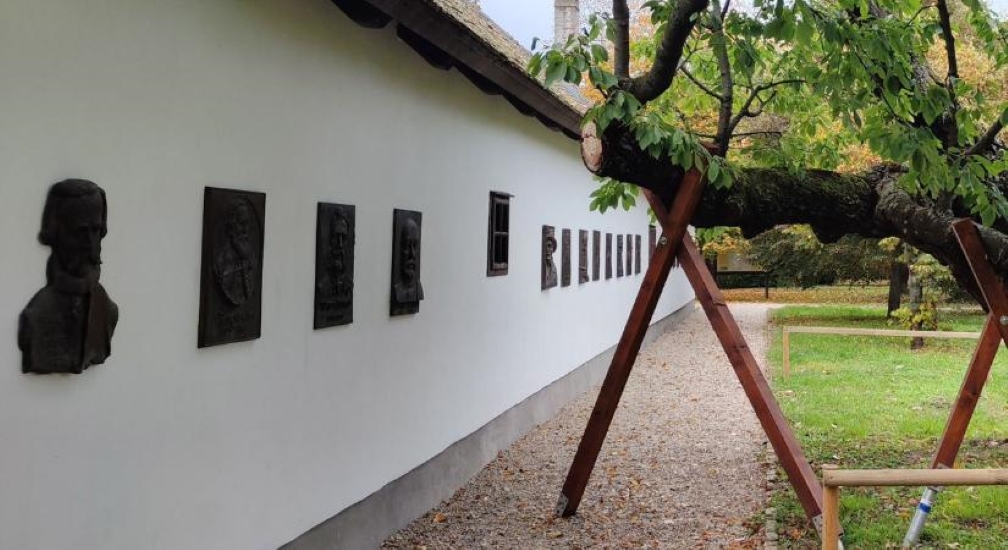 Irodalmi_Emlekfal_Gardonyi_Emlékház1