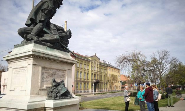 Szép szobrok városa – Városismereti séta, nem csak turistáknak