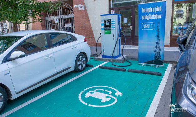 A jövő szolgálatában – elektromosautó-töltőt adtak át a Fal közben
