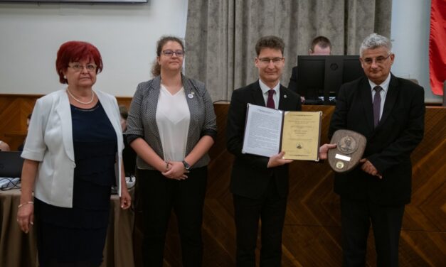Eötvös József-emlékplakettet kapott Fehérvár Önkormányzata