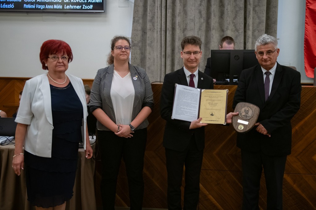 Eotvos-díj_Szfv_24_1