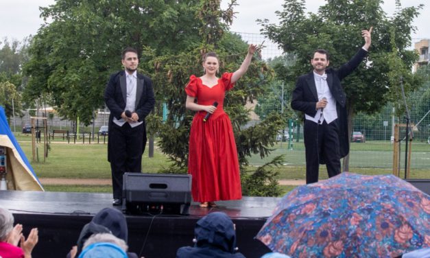 Játékos családi délután a tóparton