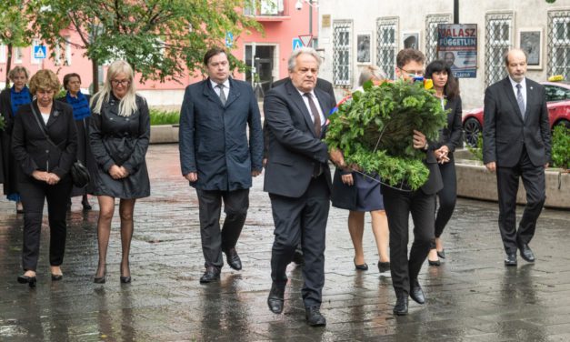 Koszorúzással és díjátadóval emlékeztek a Nemzeti Összetartozás Napjára Székesfehérváron