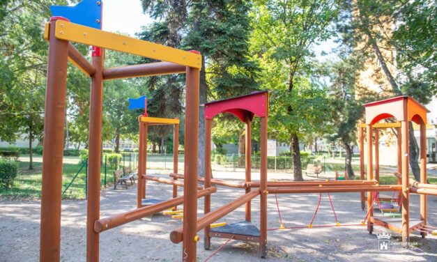 Új játszóeszközöket adtak át a Széna téri és a Zsolt utcai játszótéren