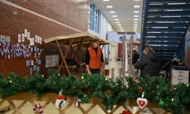 Véghajrában a készülődés – díszítik már a Vízivárosi Advent helyszínét