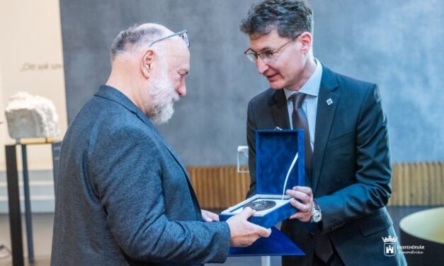 Karácsony Tamás kapta az Érdy János Emlékérmet