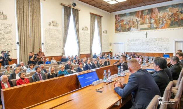 Diplomaátadó, koszorúzás és fenntartói ülés a Kodolányi Napon