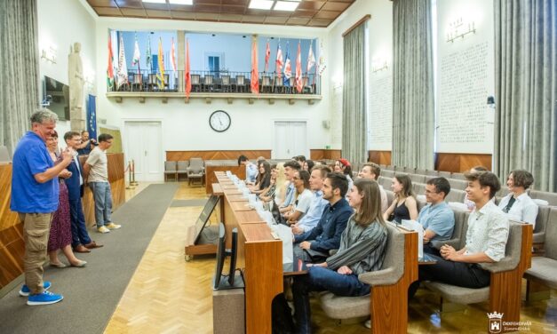 Jutalomjáték a diákszínjátszóknak – polgármesteri köszönet „A mi Rómeónk és Júliánk”-ért