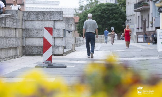 Pünkösd után kezdődik a Koronázó tér felújítása, a gyalogosokat is érinti a terelés