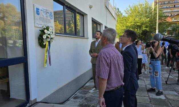 Emléktáblát kapott a MÁV Előre sportvezető legendája – a röplabda ikon gyermekei pedig átvették édesanyjuk sportdíját